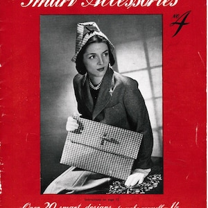 Może przedstawiać: Okładka vintage'owego magazynu przedstawiająca kobietę w kapeluszu i trzymającą torebkę. Okładka jest czerwona z tytułem "Smart Accessories No. 4" w białym kolorze. Widoczny jest również tekst "Over 20 smart designs to make yourself - 1/-."