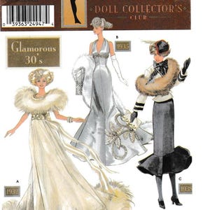 Puede incluir: Patrón Simplicity Doll Collector's Club con ilustraciones de tres diseños de muñecas glamurosas de los años 30. Las imágenes muestran elegantes vestidos con detalles de piel y accesorios. El patrón incluye el texto "Glamorous 30's" y los números 9704, 1932, 1935 y 1938.
