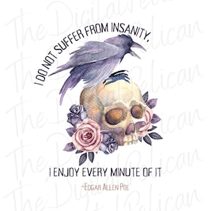 Puede incluir: Pintura acuarela de una calavera con un cuervo posado encima. La calavera está rodeada de rosas rosas y moradas. La cita "No sufro de locura, disfruto cada minuto de ella - Edgar Allan Poe" está escrita en texto negro.