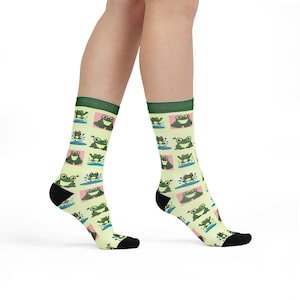 Funky Frog Crew Socks - Fun Gift for Frog Lovers, Green Funny Socks, Perfect for Birthdays, Colorful Cute Sock Design