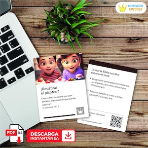 Puede incluir: Un portátil con teclado blanco sobre un escritorio de madera. Dos tarjetas con imágenes de dibujos animados y texto están sobre el escritorio. Una tarjeta dice "Resistirás el picoteo?" y la otra dice "Lo que la Biblia nos dice sobre este tema". Una pequeña planta está en el fondo.