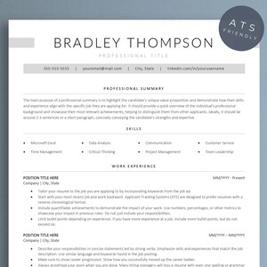 以下が含まれることがあります： 「Bradley Thompson」というタイトルと右上に「ATS Friendly」というテキストが書かれた白黒の履歴書テンプレート。履歴書には、自己PR、スキル、職務経歴のセクションが含まれています。