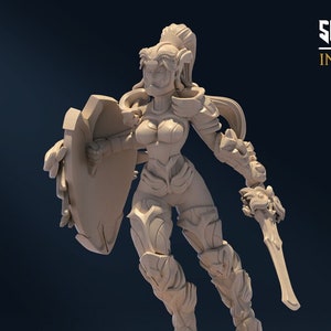 Peut inclure: Une miniature d'une guerrière féminine imprimée en 3D dans un décor fantastique. Elle porte une armure et tient une épée et un bouclier. La miniature est imprimée en gris clair et est prête à être peinte. Le texte "SUPPORTS INCLUDED" est visible dans le coin supérieur droit de l'image. Le texte "BELKSASAR 3D PRINT" est visible dans le coin inférieur gauche de l'image. Le texte "SEEKERS OF THE ETERNAL MOON" est visible dans le coin inférieur droit de l'image.