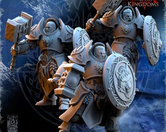Puede incluir: Tres figuras en miniatura grises de guerreros blindados, cada uno sosteniendo un martillo o un escudo. Los escudos presentan un diseño de cabeza de lobo. El texto "ONE SIN FOR SEVEN KINGDOMS" es visible en la esquina superior derecha.