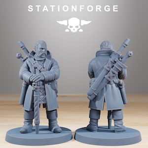 Puede incluir: Figura en miniatura gris de un hombre con un abrigo largo, sosteniendo una espada. La figura está sobre una base redonda. El texto "STATIONFORGE" y un logotipo de calavera están en la parte superior.