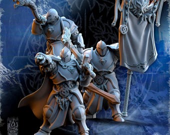 Puede incluir: Tres figuras detalladas de guerreros con armadura, cada uno sosteniendo armas y escudos. Las figuras son en tonos grises y blancos, con diseños intrincados y una pancarta. El fondo presenta un diseño de montaña y castillo.