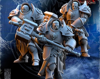 Puede incluir: Tres figuras grises de guerreros fuertemente armados, cada uno empuñando un gran martillo. Las figuras tienen armaduras y rasgos faciales detallados. La imagen incluye el texto "ONE SIN FOR SEVEN KINGDOMS" y la dirección del sitio web "WWW.1SIN7KINGDOMS.COM".