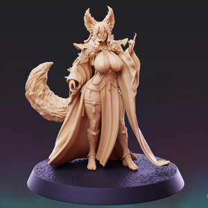 Könnte beinhalten: Eine hellbraune, unbemalte Miniaturfigur aus Harz, die einen fuchsartigen humanoiden Charakter mit großen Ohren, einem langen, buschigen Schwanz und fließenden Gewändern darstellt, die auf einem kreisförmigen Sockel steht.