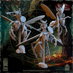 Puede incluir: Tres miniaturas de fantasía detalladas en gris claro que representan criaturas parecidas a insectos con jinetes humanoides. Cada figura está montada sobre un soporte. La imagen incluye el texto "ONE SIN SEVEN KINGDOMS" y la dirección del sitio web "WWW.1SIN7KINGDOMS.COM".