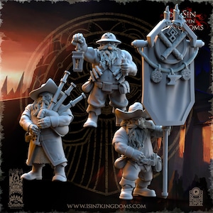 Op de afbeelding: Een verzameling gedetailleerde, grijze miniatuurfiguren die fantasiedwergen uitbeelden. Eén figuur houdt een lantaarn vast, een ander speelt doedelzak en een derde draagt een banner. De figuren staan tegen een donkere, sierlijke achtergrond met de tekst "ISIN7KINGDOMS".