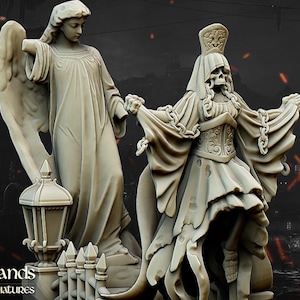 Puede incluir: Una escultura en miniatura detallada que representa a un ángel y una figura esquelética tomados de la mano. El ángel lleva una túnica fluida, mientras que la figura esquelética está adornada con una corona y cadenas. La escultura es de color neutro, con un fondo oscuro y el texto "highlands miniatures".