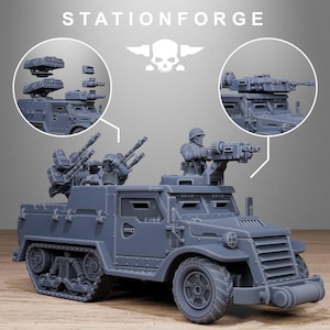 Puede incluir: Modelo de vehículo militar gris con múltiples armas montadas y una figura de soldado. El vehículo tiene una base de orugas y una rueda delantera. La imagen incluye el texto "STATIONFORGE" y un logotipo de calavera.
