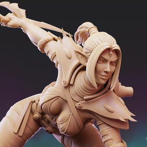 Könnte beinhalten: Beigefarbene Figur einer Kriegerin in dynamischer Pose. Sie trägt eine Rüstung mit spitzen Schulterpolstern und hat spitze Ohren. Ihr Haar ist zu einem Pferdeschwanz gebunden. Die Figur ist detailliert und scheint eine Fantasy-Figur zu sein.