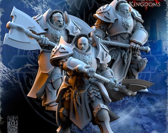 Puede incluir: Imagen digital de tres figuras blindadas, cada una empuñando un hacha de batalla. Las figuras están en una pose dinámica, con armaduras y rasgos faciales detallados. La imagen incluye el texto "ONE SIN FOR SEVEN KINGDOMS" e información del sitio web.