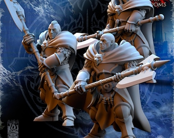 Puede incluir: Tres figuras detalladas de guerreros, cada uno sosteniendo una gran hacha. Llevan armaduras, capas con emblemas de lobos y tienen expresiones serias. El fondo presenta una escena de montaña y el texto "ONE SIN SEVEN DOMS".