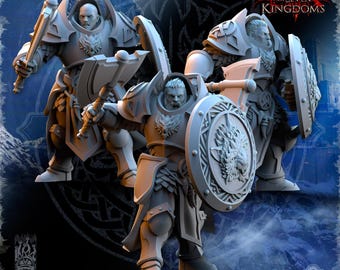 Puede incluir: Tres figuras en miniatura grises y detalladas de guerreros blindados. Cada figura posa con armas, incluyendo espadas, hachas y escudos. Los escudos presentan un diseño de cabeza de león. Las figuras están sobre un fondo azul oscuro con el texto "One Sin for Seven Kingdoms".