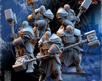 Puede incluir: Seis figuras de guerreros con armadura, cada uno empuñando un gran martillo. Las figuras están en una pose dinámica. El fondo es azul oscuro con un diseño de montaña y emblema. El texto "ONE SIN FORGOTTEN KINGDOMS" es visible.