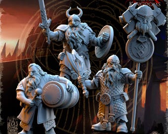 Puede incluir: Figuras en miniatura grises de guerreros enanos con espadas, hachas y escudos. Las figuras tienen largas barbas y cascos. La imagen incluye el texto "ONE SIN FOR SEVEN KINGDOMS" y la dirección del sitio web "WWW.1SIN7KINGDOMS.COM".