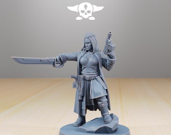 Könnte beinhalten: Graue Miniaturfigur einer Kriegerin, die ein Schwert und eine Pistole hält. Die Figur trägt einen langen Mantel und eine Rüstung und steht auf einem felsartigen Sockel. Der Text "STATIONFORGE" befindet sich über der Figur.