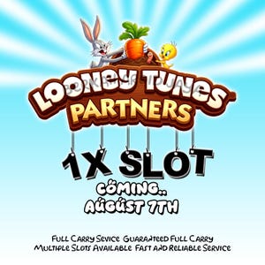 以下が含まれることがあります： バッグス・バニーとトゥイーティーが描かれた木製の看板にはLOONEY TUNES PARTNERSと書かれています。その下には黒い文字で1X SLOT COMING AUGUST 7THとあり、さらにFULL CARRY SERVICE GUARANTEED FULL CARRY MULTIPLE SLOTS AVAILABLEというテキストが続きます。