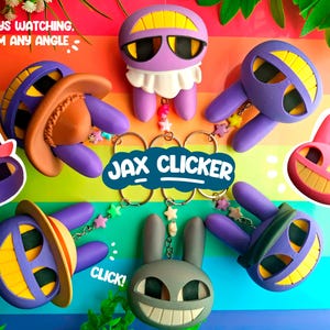 Puede incluir: Una colección de llaveros clicker con forma de conejo en morado, gris y rosa con dientes amarillos y ojos negros. Algunos tienen sombreros o lazos. El texto "ALWAYS WATCHING, FROM ANY ANGLE", "JAX CLICKER" y "CLICK!" es visible en la imagen.