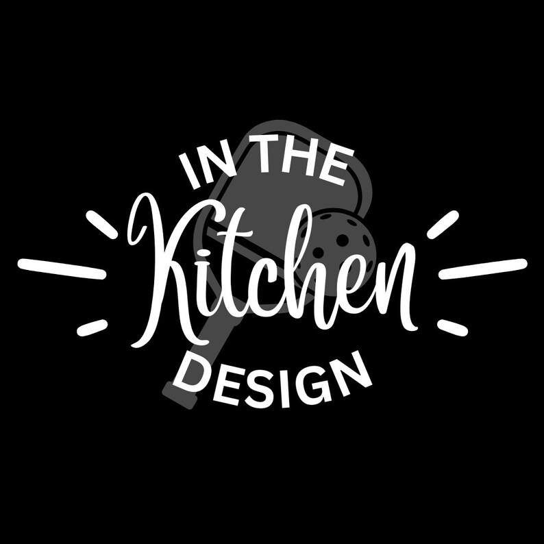 K&ouml;nnte beinhalten: Ein wei&szlig;es Grafikdesign mit dem Text "In the Kitchen Design" und einer Silhouette eines Pickleball-Schl&auml;gers und -Balls.