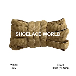 Peut inclure: Lacets kaki de 9 mm de large, enroulés. Le texte "SHOELACE WORLD" est imprimé sur les lacets. Le produit est étiqueté "KHAKI 1 PAIRE (2 LACETS)".