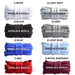 Peut inclure: Huit paires de lacets de couleurs variées : blanc, gris clair, noir, gris, bleu, bleu clair, rouge et bordeaux royal. Chaque paquet porte l'inscription "SHOELACE WORLD".