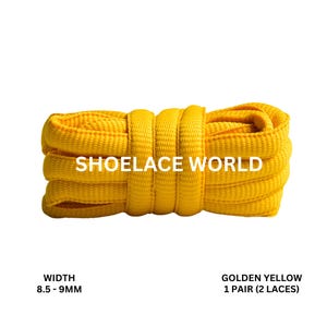 Peut inclure: Lacets jaune doré, de 8,5 à 9 mm de large, enroulés sur fond blanc. Le texte "SHOELACE WORLD" est imprimé sur les lacets. La description comprend également "GOLDEN YELLOW 1 PAIR (2 LACES)".