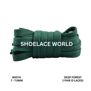 Puede incluir: Cordones verde bosque oscuro, de 7-7,5 mm de ancho, enrollados sobre un fondo blanco. El texto "SHOELACE WORLD" está impreso en blanco sobre los cordones. También se ve el texto "DEEP FOREST 1 PAIR (2 LACES)".