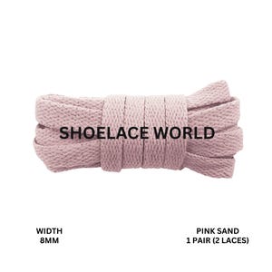 Op de afbeelding: Roze zandkleurige veters, 8 mm breed, van Shoelace World. De platte veters zijn samengebundeld, met de merknaam bovenaan afgedrukt. De tekst "1 paar (2 veters)" is ook inbegrepen.