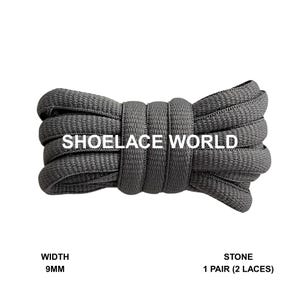 Peut inclure: Un paquet de lacets gris avec le texte "SHOELACE WORLD" en blanc. Les lacets mesurent 9 mm de large et sont étiquetés "STONE". L'image montre une paire de lacets.