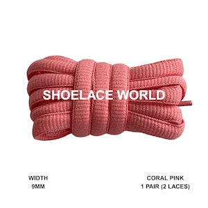 Peut inclure: Une paire de lacets rose corail, de 9 mm de large, est présentée en paquet. Le texte "SHOELACE WORLD" est imprimé sur les lacets. L'image indique également "CORAL PINK 1 PAIR (2 LACES)".