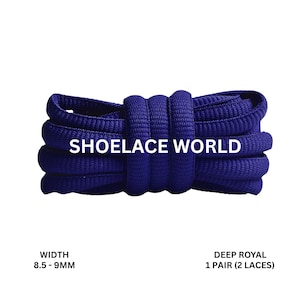 Peut inclure: Lacets bleu roi foncé enroulés, avec le texte "SHOELACE WORLD" en blanc. La largeur est de 8,5 à 9 mm. L'image montre une paire de lacets.