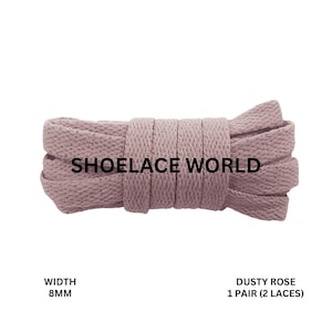 Puede incluir: Cordones rosa empolvado, de 8 mm de ancho, de Shoelace World. La imagen muestra un par de cordones planos y tejidos de color rosa suave. El texto "Dusty Rose" y "1 Pair (2 Laces)" son visibles.