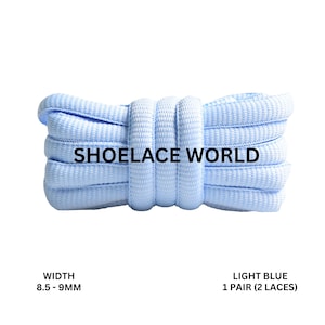 Peut inclure: Lacets bleu clair, 1 paire (2 lacets), d'une largeur de 8,5-9 mm. Le texte "SHOELACE WORLD" est imprimé sur les lacets. Les lacets sont de couleur bleu clair.
