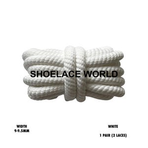 Könnte beinhalten: Ein Bündel weißer Schnürsenkel mit einer Breite von 9-9,5 mm. Der Text "SHOELACE WORLD" ist auf den Schnürsenkeln aufgedruckt. Das Produkt wird als weiß beschrieben und enthält 1 Paar (2 Schnürsenkel).