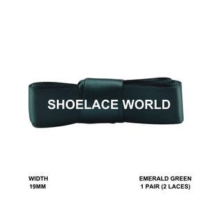 Peut inclure: Lacets vert émeraude de 19 mm de large, avec le texte "SHOELACE WORLD" en blanc. Les lacets sont d'un vert profond et riche. L'image montre une paire de lacets noués ensemble.