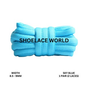 Peut inclure: Lacets bleu ciel, d'une largeur de 8,5 à 9 mm, regroupés. Le texte "SHOELACE WORLD" est imprimé sur les lacets. Le produit est étiqueté "SKY BLUE 1 PAIRE (2 LACETS)".