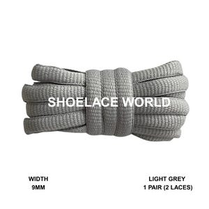 Peut inclure: Lacets gris clair de Shoelace World, 9 mm de large. L'image montre une paire de lacets gris clair, soigneusement emballés. Le texte sur l'image indique "Shoelace World", "Largeur 9mm" et "Gris clair 1 paire (2 lacets)".