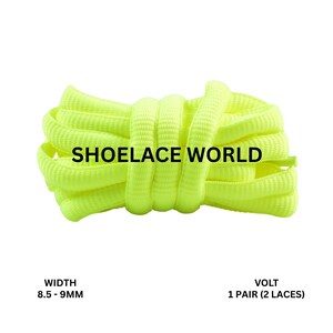 Może przedstawiać: Zwinięte neonowożółte sznurowadła z nadrukiem "SHOELACE WORLD". Szerokość wynosi 8,5-9 mm. Opakowanie zawiera 1 parę (2 sznurowadła).