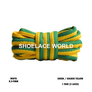 Peut inclure: Une paire de lacets verts et jaune doré, de 8,5 à 9 mm de large, est présentée sur fond blanc. Le texte "SHOELACE WORLD" est imprimé sur les lacets. Le texte "GREEN / GOLDEN YELLOW" et "1 PAIR (2 LACES)" sont également visibles.