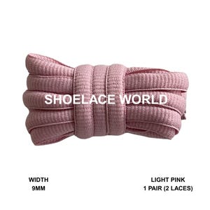 Może przedstawiać: Jasnoróżowe sznurowadła o szerokości 9 mm, w pęczku. Na sznurowadłach widnieje napis "SHOELACE WORLD". Opis produktu brzmi "LIGHT PINK 1 PARA (2 SZNUROWADŁA)".