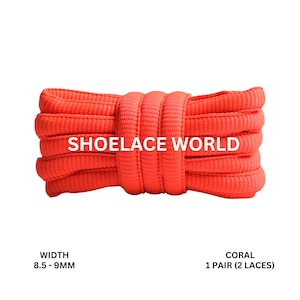Peut inclure: Une paire de lacets corail, d'une largeur de 8,5 à 9 mm, est présentée en paquet. Le texte "SHOELACE WORLD" est imprimé sur les lacets. L'image indique également "1 Pair (2 Laces)".