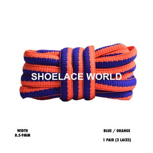 Peut inclure: Une paire de lacets bleus et oranges à rayures. Les lacets sont regroupés. Le texte "SHOELACE WORLD" est imprimé en blanc. La largeur est de 8,5-9 mm.
