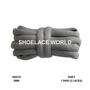 Peut inclure: Une botte de lacets gris avec le texte "SHOELACE WORLD" imprimé sur les lacets. Les lacets mesurent 9 mm de large et sont vendus par paire (2 lacets). Les lacets sont de couleur grise unie.
