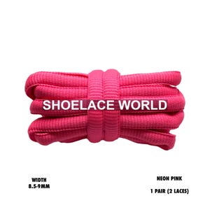 Peut inclure: Une paire de lacets rose fluo, d'une largeur de 8,5 à 9 mm, regroupés. Le texte "SHOELACE WORLD" est imprimé sur les lacets. Le texte "NEON PINK" et "1 PAIR (2 LACES)" sont également visibles.