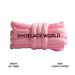 Może przedstawiać: Różowe sznurowadła z Shoelace World. Sznurowadła są w jasnoróżowym kolorze i są zebrane razem. Szerokość wynosi 8,5-9 mm. Na sznurowadłach wydrukowano tekst "Shoelace World".