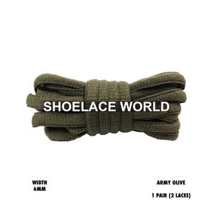Può includere: Lacci verde oliva, larghi 6 mm, sono raggruppati. Il testo "SHOELACE WORLD" è stampato sui lacci. Il prodotto è etichettato come 1 paio (2 lacci).