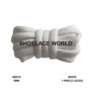 Może przedstawiać: Białe sznurowadła o szerokości 9 mm od Shoelace World. Sznurowadła są ciasno tkane i związane w pęczek. Na sznurowadłach wydrukowano napis "SHOELACE WORLD". Na zdjęciu widoczna jest para sznurowadeł.